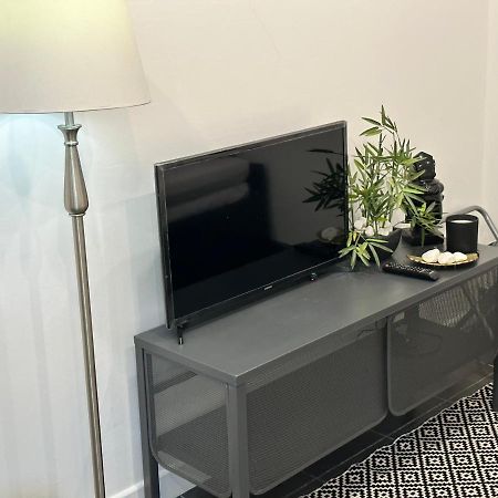 Modern Flat In Central Egham By Windsor Castle, Staines-Upon-Thames And Heathrow Airport ภายนอก รูปภาพ