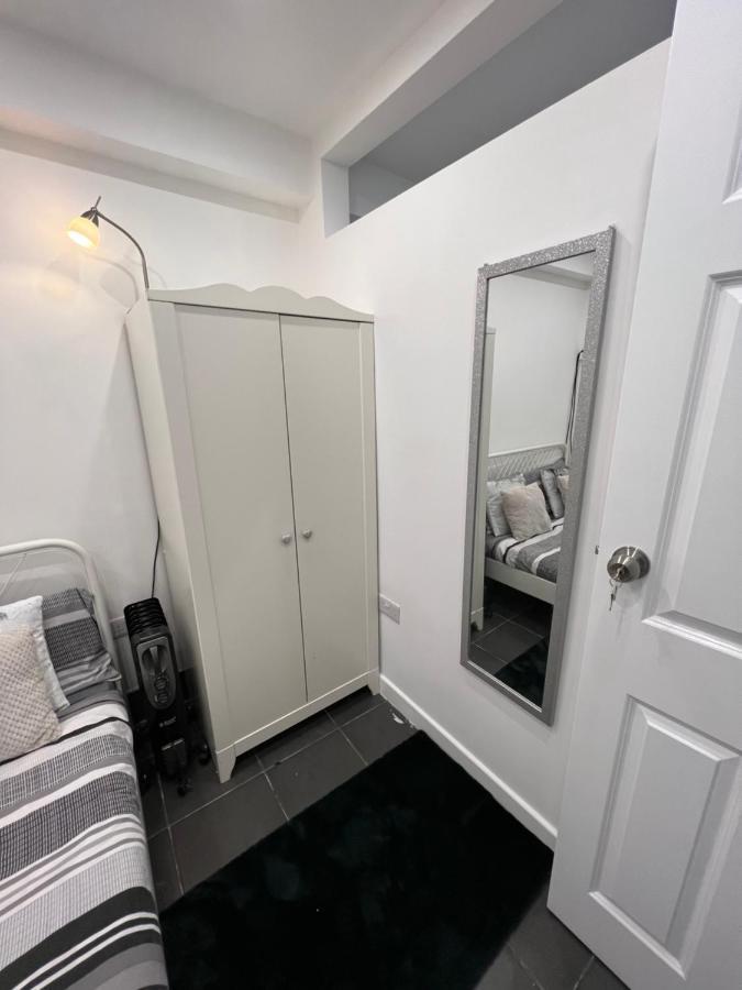 Modern Flat In Central Egham By Windsor Castle, Staines-Upon-Thames And Heathrow Airport ภายนอก รูปภาพ