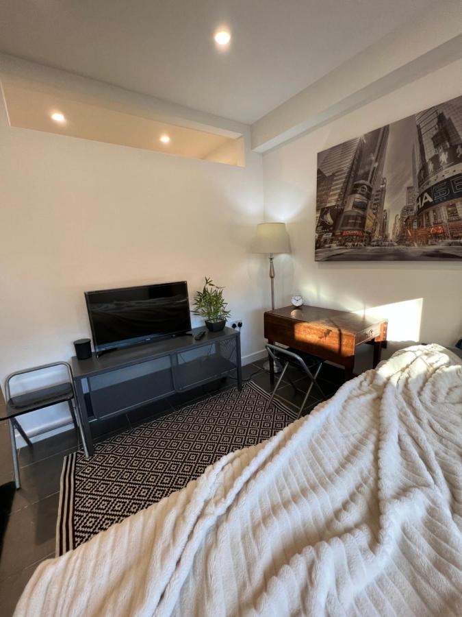 Modern Flat In Central Egham By Windsor Castle, Staines-Upon-Thames And Heathrow Airport ภายนอก รูปภาพ