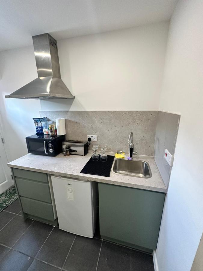 Modern Flat In Central Egham By Windsor Castle, Staines-Upon-Thames And Heathrow Airport ภายนอก รูปภาพ