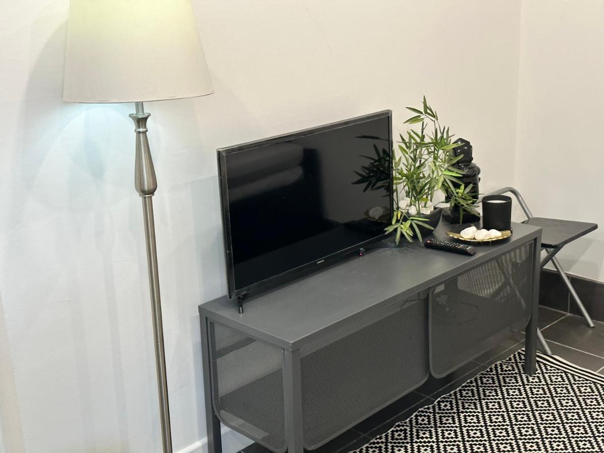 Modern Flat In Central Egham By Windsor Castle, Staines-Upon-Thames And Heathrow Airport ภายนอก รูปภาพ