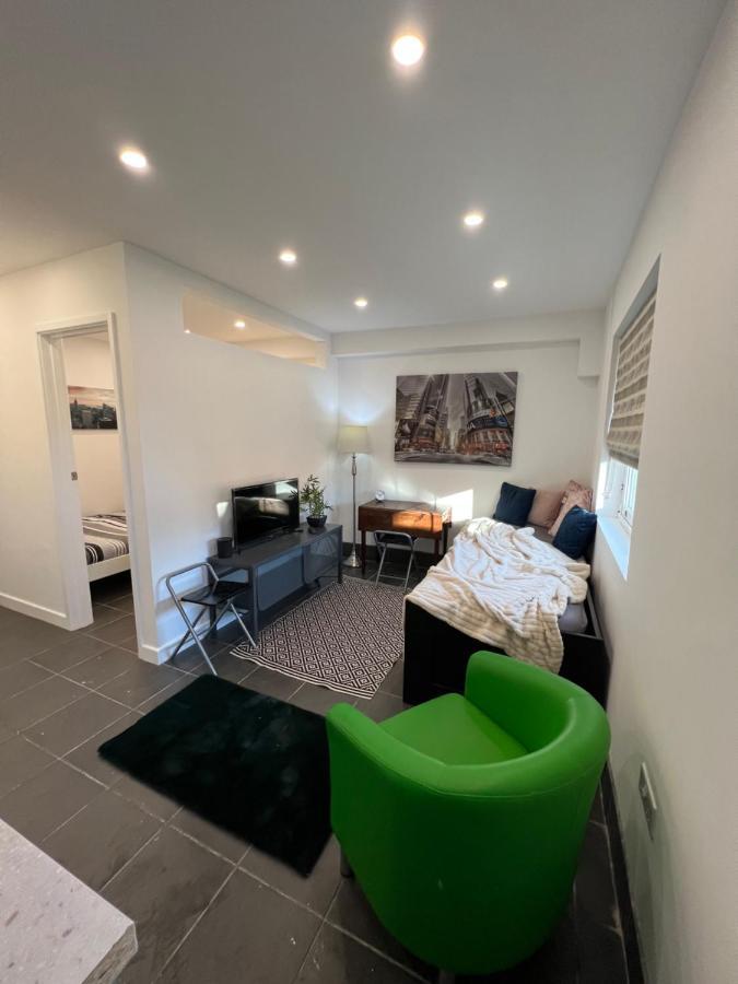 Modern Flat In Central Egham By Windsor Castle, Staines-Upon-Thames And Heathrow Airport ภายนอก รูปภาพ