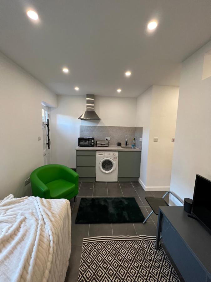 Modern Flat In Central Egham By Windsor Castle, Staines-Upon-Thames And Heathrow Airport ภายนอก รูปภาพ