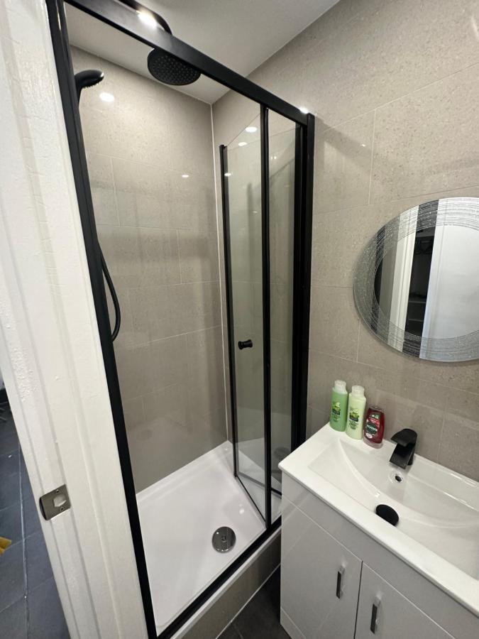 Modern Flat In Central Egham By Windsor Castle, Staines-Upon-Thames And Heathrow Airport ภายนอก รูปภาพ
