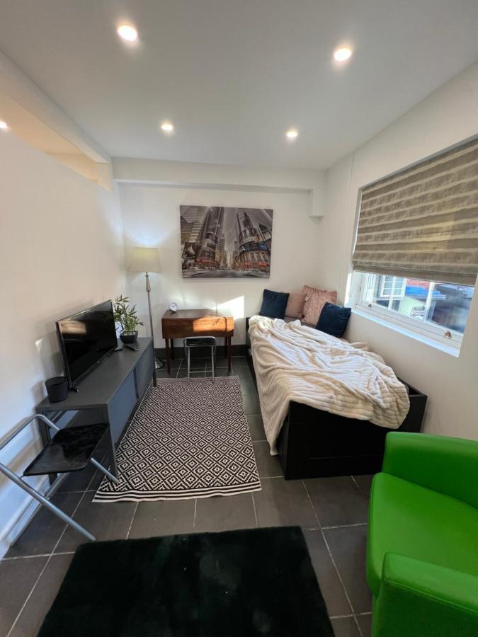Modern Flat In Central Egham By Windsor Castle, Staines-Upon-Thames And Heathrow Airport ภายนอก รูปภาพ