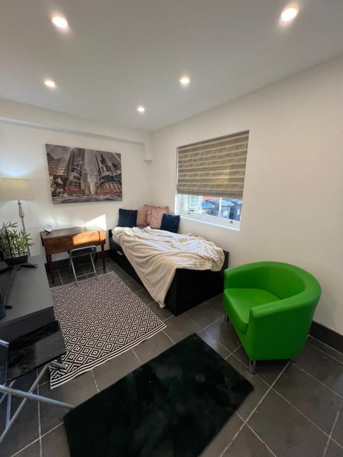 Modern Flat In Central Egham By Windsor Castle, Staines-Upon-Thames And Heathrow Airport ภายนอก รูปภาพ